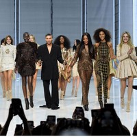 Fashion show yang berlangsung pada 29 September 2021 di La Seine Musicale, Paris itu merupakan bagian dari perayaan 10 tahun desainer Balmain, Olivier Rousteing, berkarya. Foto: Getty Images