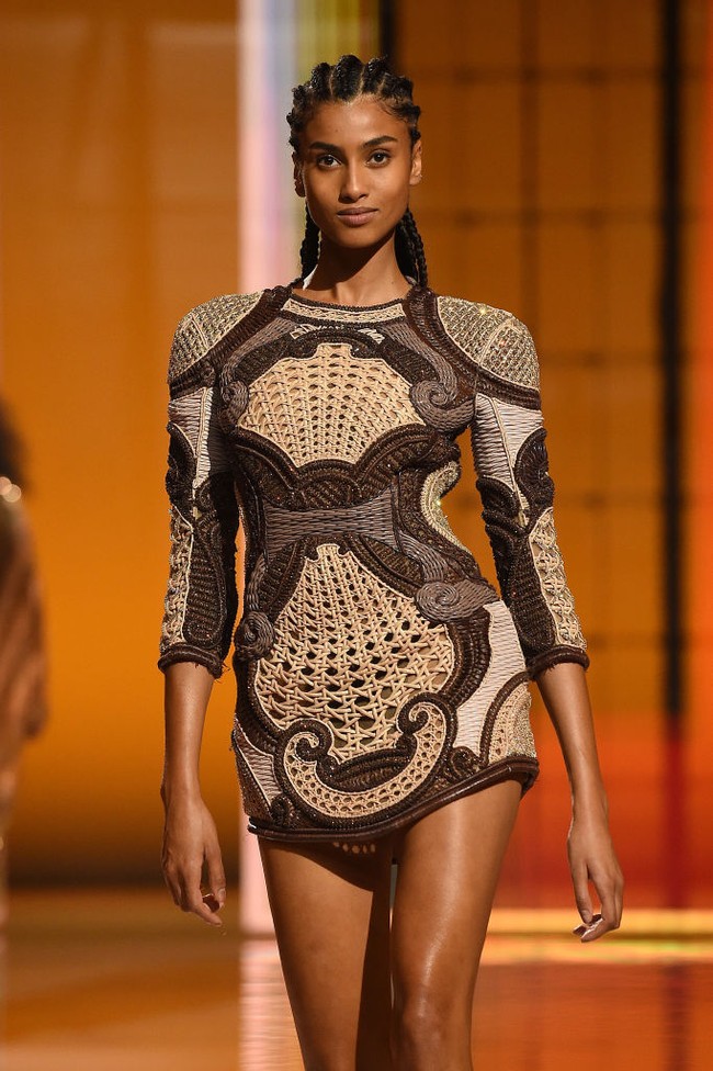 Supermodel masa kini yang tengah naik daun, Imaan Hammam, membuka fashion show Balmain. Foto: Getty Images