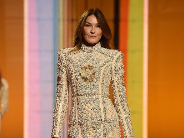 BOULOGNE-BILLANCOURT, FRANCE - SEPTEMBER 29: (EDITORIAL USE ONLY - For Non-Editorial use please seek approval from Fashion House) Carla Bruni walks the runway during the Balmain Festival V02 Womenswear Spring/Summer 2022 show as part of Paris Fashion Week at La Seine Musicale on September 29, 2021 in Boulogne-Billancourt, France. (Photo by Dominique Charriau/Getty Images )