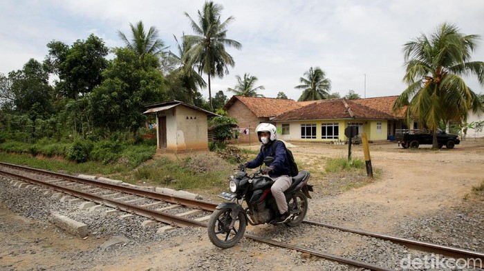 Semangat Mantri BRI di Lampung Ajak Warga Pelosok Nabung Emas Usai BRI-PNM-Pegadaian dilebur dalam Holding Utra Mikro, mantri BRI kini punya 'misi' baru. Salah satunya mengedukasi nasabah terkait tabungan emas di Pegadaian