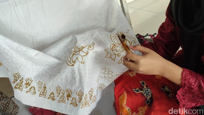 Seorang siswi SMP Ciamis sedang membatik.