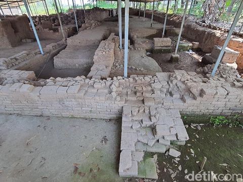 Ekskavasi tahap empat Situs Kumitir di Desa Kumitir, Kecamatan Jatirejo, Mojokerto memasuki hari terakhir. Selama 22 hari ekskavasi, arkeolog menemukan bangunan benteng dan gerbang istana Bhre Wengker, Paman Raja Majapahit Hayam Wuruk.