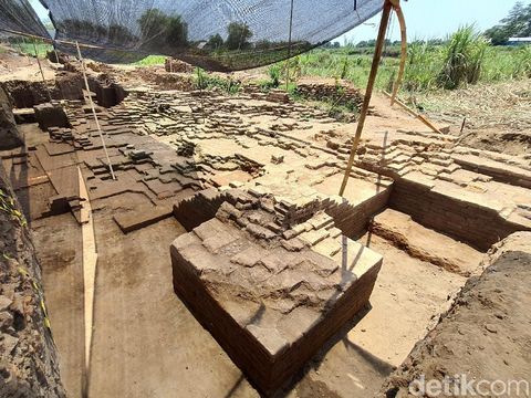 Ekskavasi tahap empat Situs Kumitir di Desa Kumitir, Kecamatan Jatirejo, Mojokerto memasuki hari terakhir. Selama 22 hari ekskavasi, arkeolog menemukan bangunan benteng dan gerbang istana Bhre Wengker, Paman Raja Majapahit Hayam Wuruk.