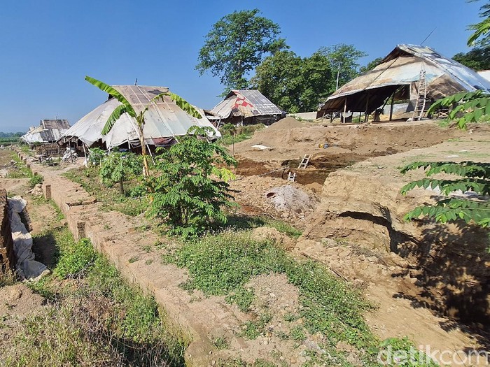 Situs Kumitir di Mojokerto yang diyakini sebagai istana Paman Raja Hayam Wuruk, menjawab pertanyaan masyarakat terkait keberadaan keraton Majapahit. Di balik temuan besar ini, menyeruak persoalan lahan yang membuat para pemiliknya meminta ganti untung dari pemerintah.