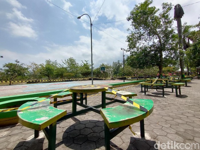 Suasana Alun-alun Wates, Kulon Progo, setelah wahana olahraga dan permainannya ditutup garis polisi, Kamis (30/9/2021).