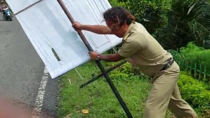 Tangkapan layar Kades Kalilunjar, Banjarnegara, saat mencabut papan reklame.