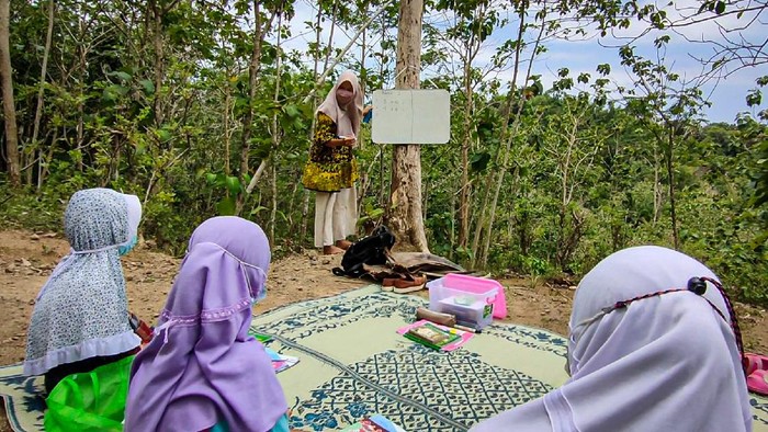 Tiara Yogiarni saat mengajar anak-anak di Bibis, Hargowilis, Kokap, Kulon Progo.