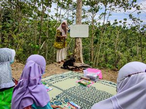 Kisah Inspiratif Tiara, Honorer yang Bikin Les Gratis di Pelosok Desa