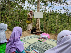 Kisah Inspiratif Tiara, Honorer yang Bikin Les Gratis di Pelosok Desa