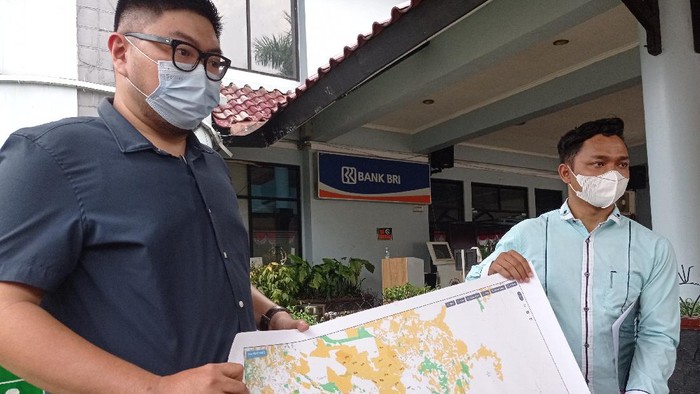 Tim pengacara Rocky Gerung dan warga Bojong Koneng mendatangi Kantor Badan Pertanahan Nasional (BPN) Kabupaten Bogor.