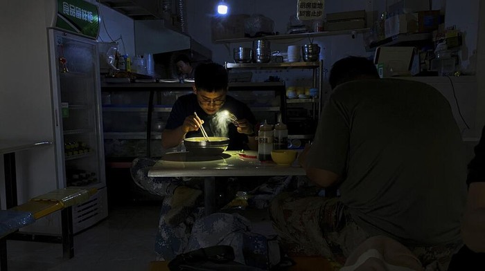 Waduh, Gegara Krisis Energi Daerah di China Ini Mati Listrik China tengah hadapi krisis pasokan listrik yang membuat sejumlah provinsi di negara itu alami mati listrik. Salah satu provinsi yang terdampak adalah Liaoning.