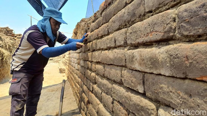 Wajah Istana Majapahit di Mojokerto Setelah 4 Tahap Ekskavasi Tim ekskavasi Balai Pelestarian Cagar Budaya (BPCB) Jatim terus melakukan ekskavasi istana Majapahit di Mojokerto. Begini bentuk bangunan setelah 4 tahap ekskavasi.