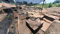 Ketinggian tangga yang berundak menuju ke pintu gerbang sekitar 2,5 meter. Sisa-sisa bangunan gerbang istana Paman Hayam Wuruk itu menyambung dengan dinding yang membentang ke arah utara dan selatan. Ketebalan tembok tersebut mencapai 199 cm. Bagian paling tinggi yang ditemukan mencapai 295 cm. Dinding sisi barat ini lebih tebal dibandingkan sisi timur Situs Kumitir yang hanya 140 cm.