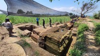 Sudut barat laut dinding keliling istana Bhre Wengker dan Bhre Daha yang ditemukan pada ekskavasi tahap 4 berukuran lebih besar. Struktur dari bata merah kuno ini merupakan bastion atau sudut benteng istana. Bastion bersambung dengan tembok benteng setebal 199 cm yang mengarah ke selatan menuju gerbang istana.