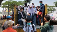 Pemandangan unik nampak tatkala serombongan peserta vaksinasi datang menggunakan truk. 