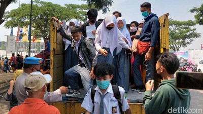Warga Bandung Barat Rela Naik Truk Demi Vaksinasi