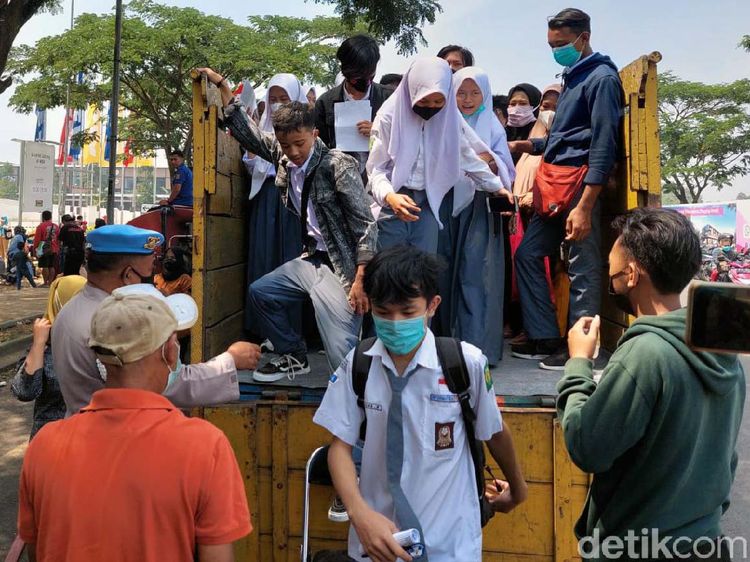 Warga Bandung Barat Rela Naik Truk Demi Vaksinasi