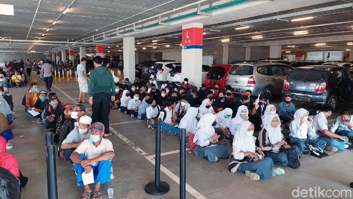 Ribuan orang berbondong-bondong mengikuti vaksinasi COVID-19 di Kabupaten Bandung Barat (KBB). Sebagian dari mereka bahkan datang dengan menggunakan truk.