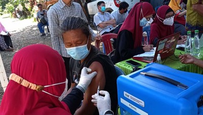 Warga Makassar Antusias Ikuti Vaksinasi COVID-19