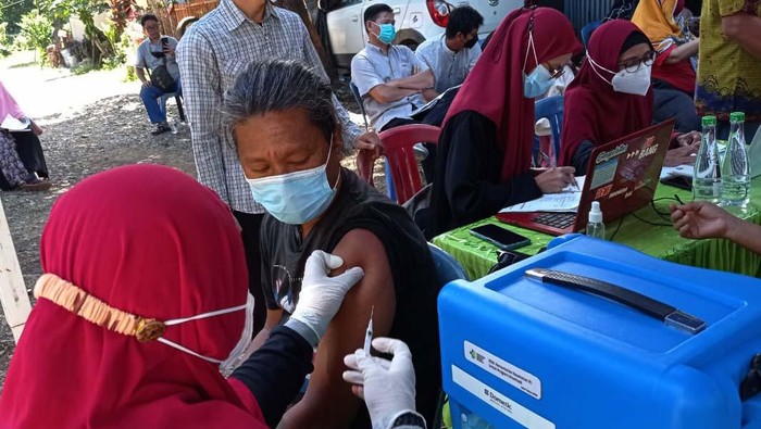 Vaksinasi COVID-19 digelar untuk warga di RW. 09 Kel. Sudiang Raya Kec. Biringkanaya Kota Makassar. Vaksinasi ini disambut antusias warga.