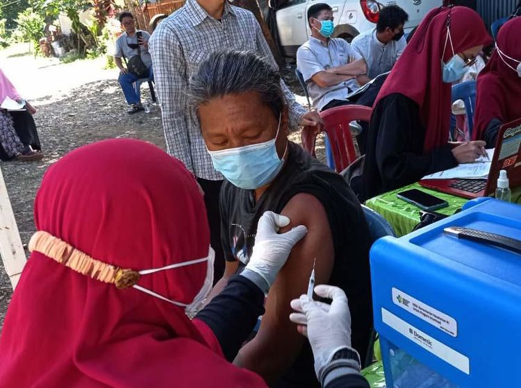 Warga Makassar Antusias Ikuti Vaksinasi COVID-19