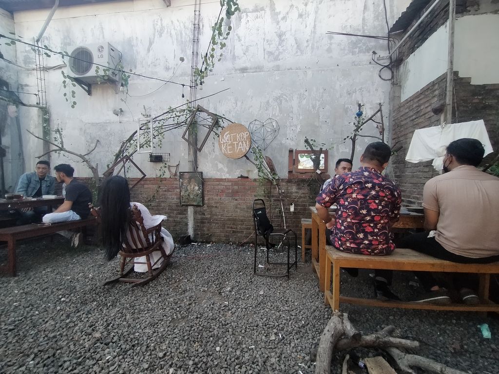 Merinding! Makan Ketan di Sini Bakal Ditemani 'Kuntilanak' dan 'Pocong'