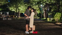 Penghujung episode 4 diwarnai adegan ciuman antara Kim Go Eun dan Ahn Bo Hyun di Yumis Cell. (Foto: dok. tvn_drama) 