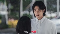 Meski sempat terjadi kesalahpahaman di antara mereka, Yumi akhirnya membuka hati untuk Woong. (Foto: dok. tvn_drama) 
