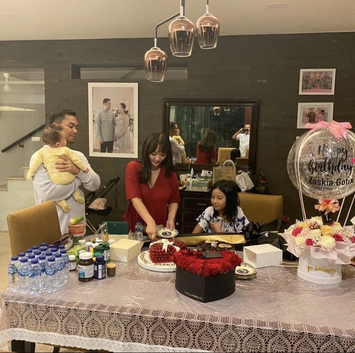 Zaskia Gotik Hobi Kulineran Makanan Kaki Lima Bareng Suami Zaskia Gotik Hobi Kulineran Makanan Kaki Lima Bareng Suami