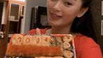 Zaskia Gotik  Hobi Kulineran Makanan Kaki Lima Bareng Suami