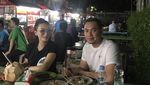  Zaskia Gotik  Hobi Kulineran Makanan Kaki Lima Bareng Suami