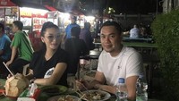 Tak gengsi kulineran di pinggir jalan. Menu sate hingga es kelapa kaki lima jadi tempat makan malam favorit pasangan suami istri ini. Foto: Instagram @zaskia_gotix