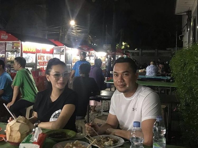  Zaskia Gotik  Hobi Kulineran Makanan Kaki Lima Bareng Suami