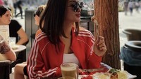 Berlibur ke luar negeri, Zaskia pamer fotonya sarapan dengan waffle, kopi sama jus jeruk. Foto: Instagram @zaskia_gotix