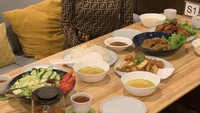 Liburan langsung ke Jepang, Zaskia tak lupa berpose di depan menu makan malamnya yang semuanya halal dan enak. Foto: Instagram @zaskia_gotix