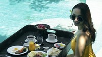 Terakhir ini pose cantik Zaskia saat floating breakfast. Lengkap dengan menu telur mata sapi, roti, kopi sampai buah-buahan segar. Foto: Instagram @zaskia_gotix