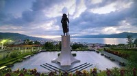 Satu lagi pahlawan Indonesia yang dikenang dalam bentuk monumen dan patung adalah Martha Christina Tiahahu, seorang pahlawan wanita asal Maluku. Lahir di Nusa Laut pada 4 Januari 1800, Martha Christina Tiahahu adalah seorang pejuang yang masih muda. Pada saat menjadi pejuang kemerdekaan, ia masih berusia 17 tahun. (Foto: dok. Budaya Indonesia)  