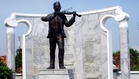 Monumen WR. Supratman sang pencipta lagu kebangsaan tanah air kita yang berjudul Indonesia Raya ini berada di dekat makam beliau, di jalan Kenjeran, Surabaya Timur. Patung pahlawan ini terlihat sedang memainkan sebuah biola. Di bagian latarnya, ada tembok yang penuh dengan tulisan teks lagu Indonesia raya dengan ejaan lama. Dok. Detikcom