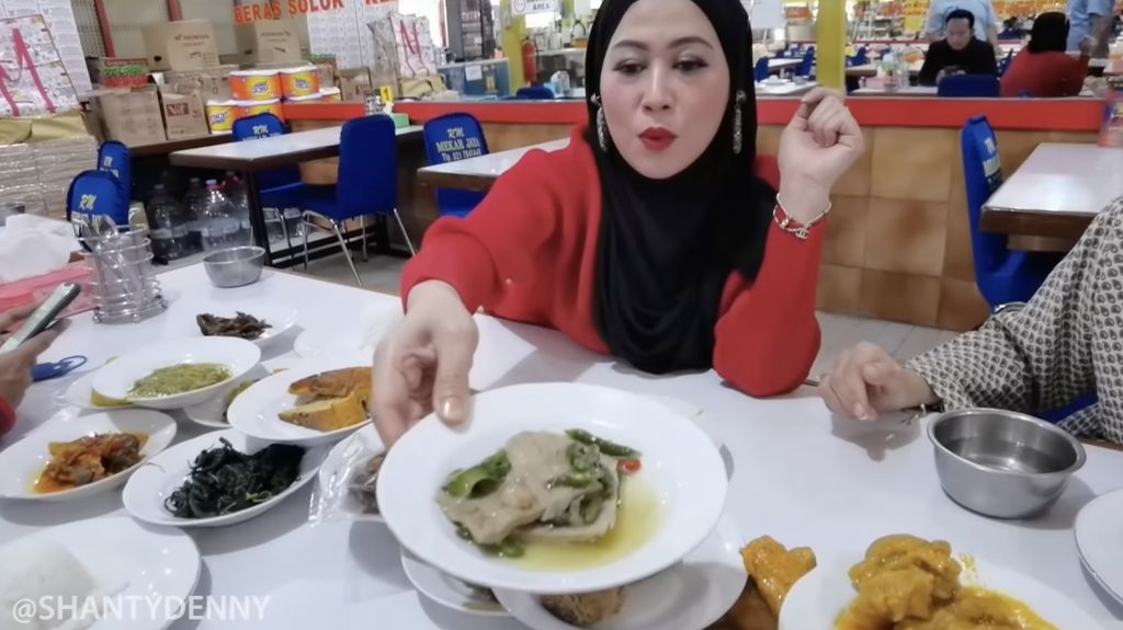 5 Artis Ini Kepincut Lezatnya Masakan Warung Padang, Ini Rekomendasinya!