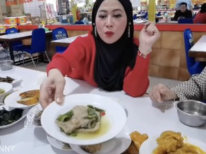 5 Selebriti Ini Kepincut Lezatnya Masakan Warung Padang, Ini Rekomendasinya!