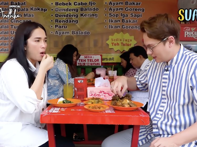 Tak Gengsi! 10 Artis Ini Jajan Cilok Pinggir Jalan hingga Makan di Warteg