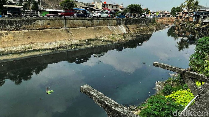 Air Kali Sunter Berwarna Hitam Pekat dan Berbau Air kali Sunter yang terletak di pinggir Jalan Perintis Kemerdekaan, Jakarta, Jumat (01/10/2021), tampak hitam pekat dan berbau.