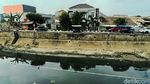 Jorok! Air Kali Sunter Berwarna Hitam Pekat dan Bau