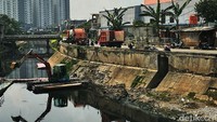 Saat ini ekskavator tampak mengeruk lumpur yang mengendap di dasar sungai.