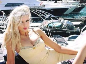 Foto Paling Sopan Model Playboy Bintang Venom 2