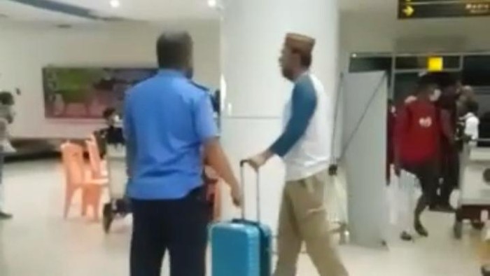 Anggota DPRD Kabupaten Boalemo, Gorontalo, Resvin Pakaya viral di media sosial mengamuk di Bandara Djalaludin Gorontalo menolak rapid test antigen. (Tangkapan layar video viral)