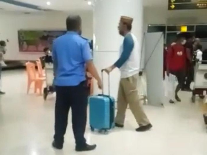 Anggota DPRD Kabupaten Boalemo, Gorontalo, Resvin Pakaya viral di media sosial mengamuk di Bandara Djalaludin Gorontalo menolak rapid test antigen. (Tangkapan layar video viral)