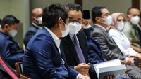 Anies berbincang dengan Ketua Umum BPP HIPMI Mardani H Maming di sela-sela acara pelantikan pengurus HIPMI Jaya.