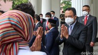 Anies Baswedan memberikan salam kepada para pengurus HIPMI Jaya saat tiba di gedung Balaikota DKI Jakarta, Jumat (1/10/2021).