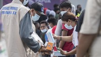 Warga rela antre panjang untuk menonton pertandingan futsal PON Papua.